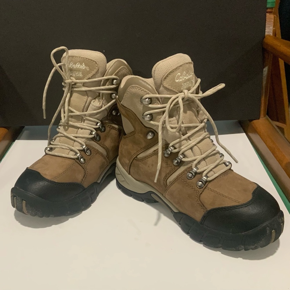 Cabala Womens Mountain Hiker Boots.  Size 6.5 Tan